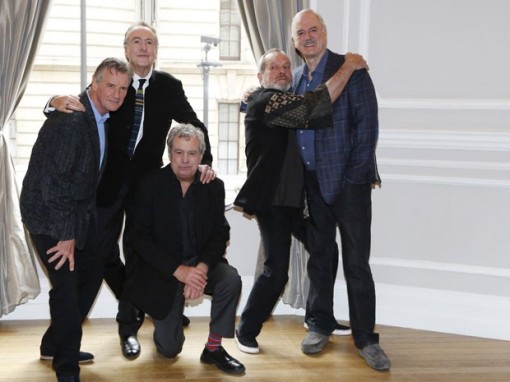 A partir da esquerda, Michael Palin, Eric Idle, Terry Jones, Terry Gilliam e John Cleese, do Monty Python, posam durante coletiva nesta quinta-feira (21)